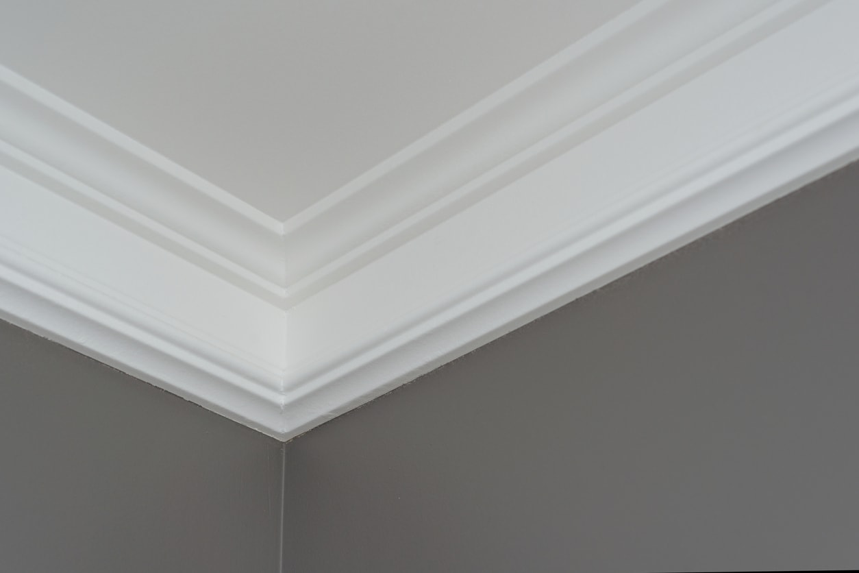 Painting and decorating - ceiling molding