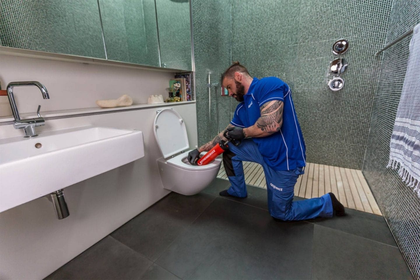Clearing a blocked toilet