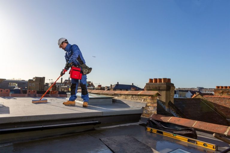 Detecting leaks in flat roof coverings